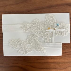 New Lace Ivory Garter Set